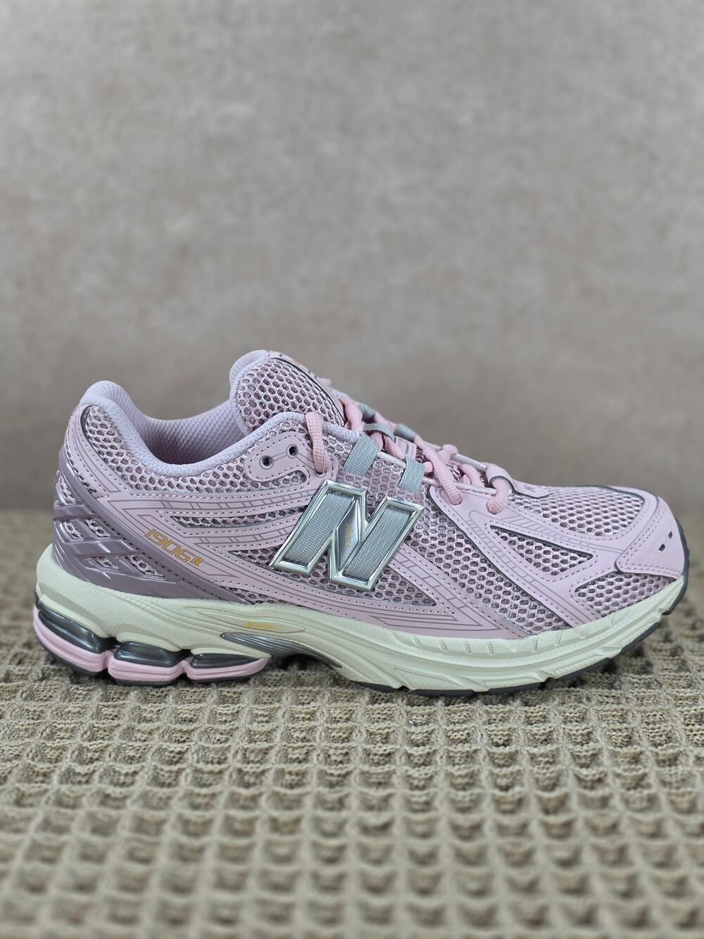 New Balance 1906R Kids 6.5 / Women’s 8 Pink Purple Rose – Brand New